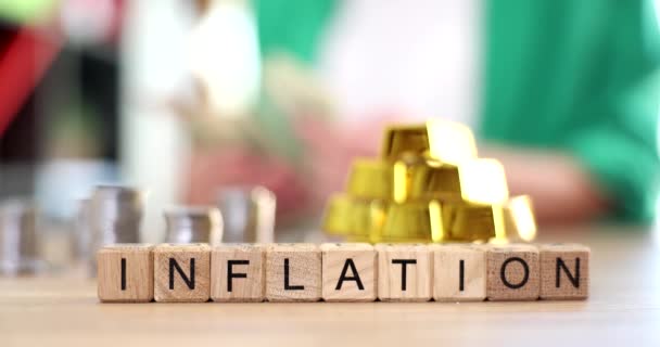 Інфляція Слова Написана Тлі Грошей Золотих Смуг Фільму Повільний Рух — стокове відео