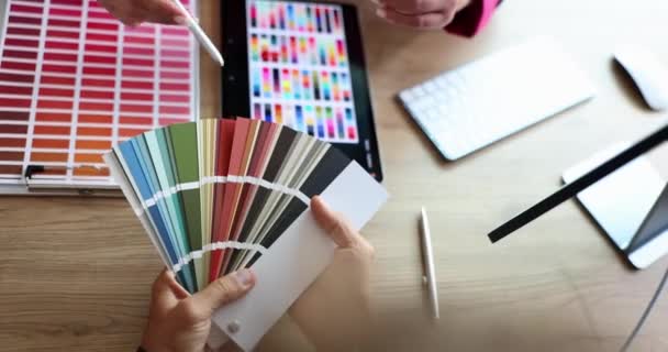 Designer Client Selezionando Colore Dalla Tavolozza Tablet Digitale Primo Piano — Video Stock