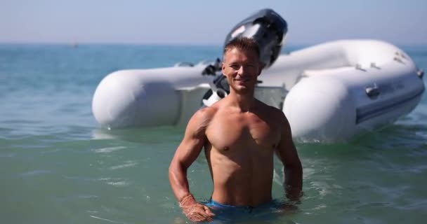 Pohledný Usměvavý Muž Stojící Mořské Vodě Poblíž Motorového Člunu Film — Stock video