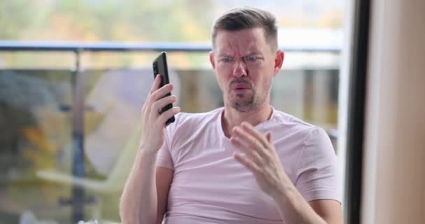 Muž Mluví Mobilním Telefonu Dívá Kameru Křičí Film Zpomaluje Koncept — Stock video
