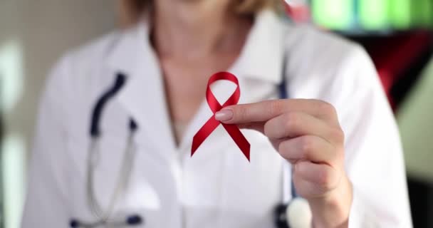 Doktor Drží Ruce Červenou Stuhu Symbol Boje Proti Hiv Aids — Stock video