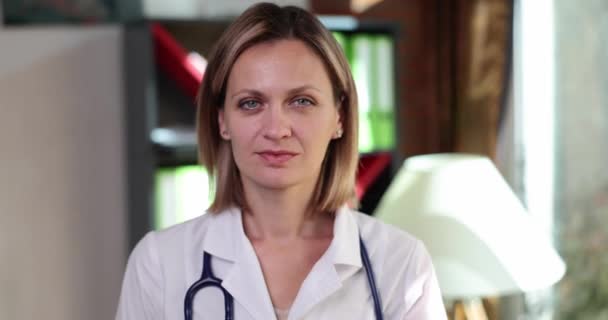 Női Orvos Bemutat Mutat Mutatóujját Fel Film Lassított Felvétel Orvosi — Stock videók