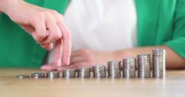 İş kadını parmakları madeni paradan bar tablosuna kadar uzanıyor. İş büyümesi ve gelir artışı