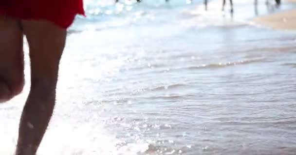 Молода Пара Біжить Веселиться Морем Закохані Бігають Босоніж Морі Піщано — стокове відео