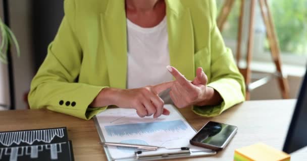 Business Woman Accountant Sits Workplace Counts Fingers Financial Indicators Achievement — Vídeo de Stock
