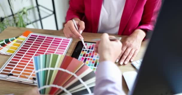 设计师帮助客户在平板电脑上从办公室的各种石板中选择颜色 艺术演播室色彩选择的过程 — 图库视频影像