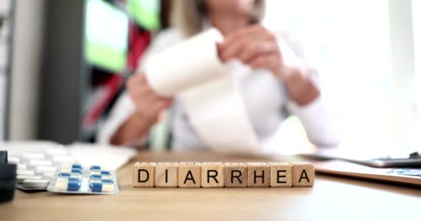 Doutor Com Rolo Papel Higiênico Mão Diarreia Palavra Mesa Diarreia — Vídeo de Stock