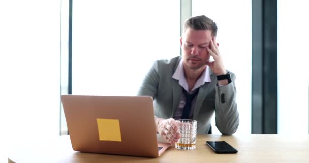 喝醉了伤心的男人老板在办公室喝酒 情绪抑郁 工作压力和酗酒 — 图库视频影像