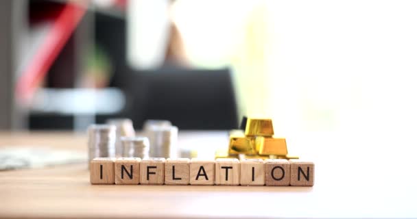 Стек Срібних Монет Золотими Смугами Текстовою Інфляцією Фінансова Криза Гіперінфляція — стокове відео