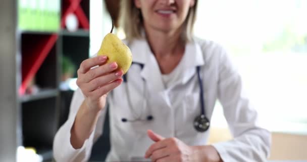 Doctor Nutritionist Pear Holds Thumbs Recommendations Advice Healthy Eating Diet — Wideo stockowe