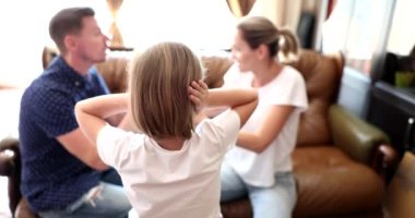 Ebeveynler kızlarıyla tartışıyor ve elleri kulaklarını tıkıyor. Ebeveyn kavgalarının çocuk psikolojisi üzerindeki etkisi
