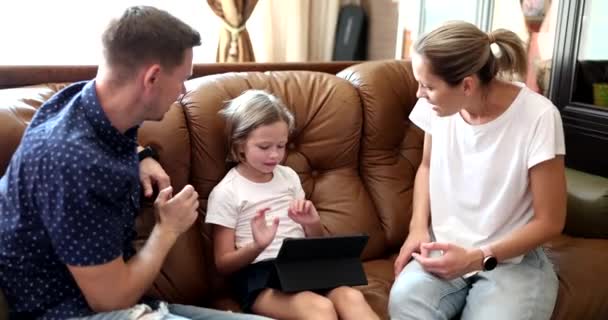 家庭纠纷和心烦意乱的父母对女儿大喊大叫 妈妈和爸爸说服孩子们停止玩平板电脑 — 图库视频影像