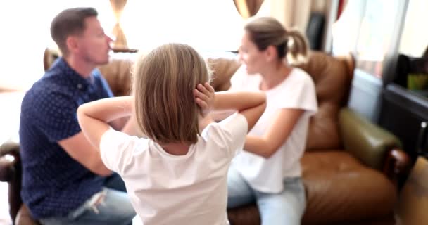Батьки Сваряться Дочкою Прикривають Вуха Руками Вплив Батьківських Сварок Психіку — стокове відео