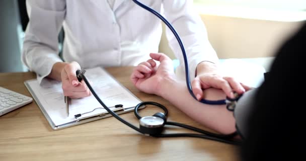 Cardiologo Misura Pressione Sanguigna Del Paziente Con Tonometro Diagnosi Del — Video Stock