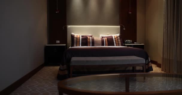 Modern Hotel Room Large Bed Evening Travel Hotel Selection — Stockvideo
