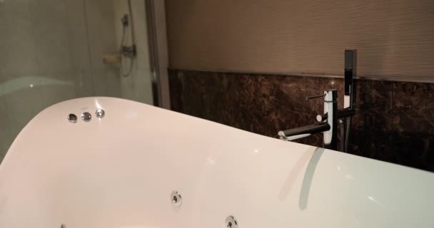 Interior Banheiro Cores Acolhedoras Com Banheira Moderna Bela Banheira Elegante — Vídeo de Stock