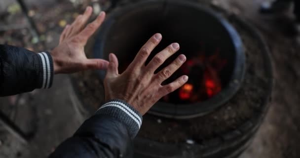Warming Hands Fire Street Night Homeless Man Tourist Warming Hands — Stockvideo