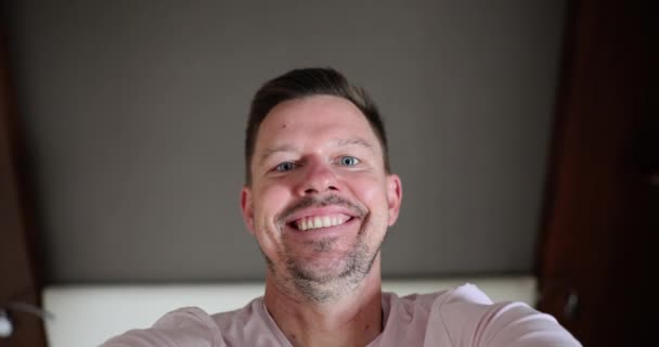 Portrét Šťastného Legračního Bělocha Mladého Muže Padá Postel Muž Selfie — Stock video