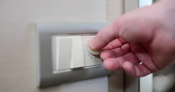 手動スイッチの閉鎖壁パネル上の温度コントローラ上の男性の手 気候制御 — ストック動画