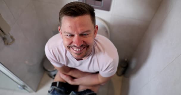 Portrét Usměvavého Muže Sedícího Záchodě Radostnými Emocemi Tváři Poruchy Trávení — Stock video