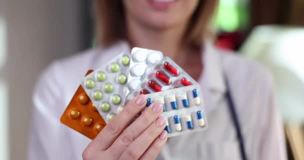 Lékař Drží Balení Různých Pilulek Blistry Detailní Lékařský Předpis Lékárnické — Stock video