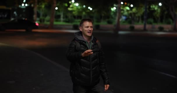 Счастливый Путешественник Машущий Рукой Возле Дороги Встреча Вызов Такси — стоковое видео