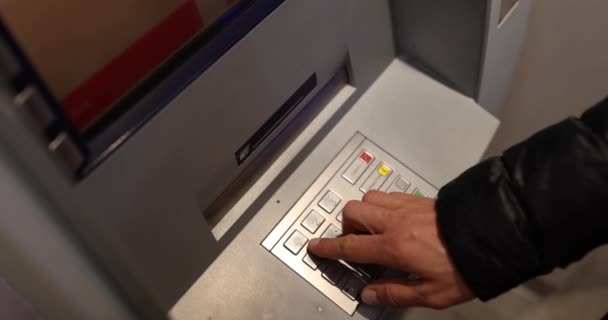 在Atm键盘上键入密码的人的手 从自动取款机提取现金 — 图库视频影像