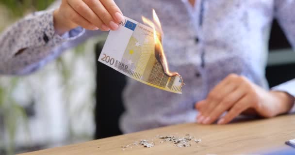 Business Person Burns Two Hundred Euros Workplace Inflation Default Bankruptcy — Video Stock