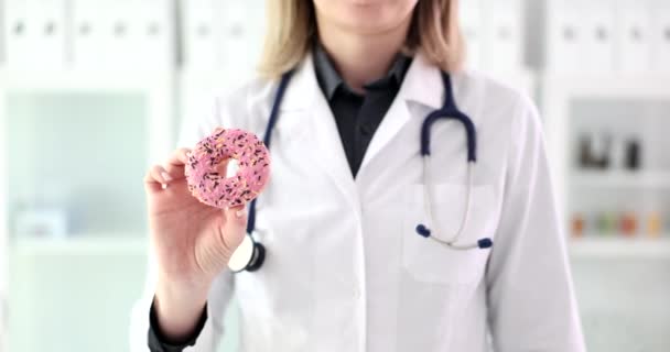 ケーキの笑顔とジェスチャー親指を持っている医師の女性 栄養士は優れた行い 承認の兆候 — ストック動画