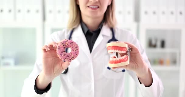 Γιατρός Οδοντίατρος Κατέχει Γλυκό Κέικ Και Σαγόνι Δοντιών Επίδραση Της — Αρχείο Βίντεο