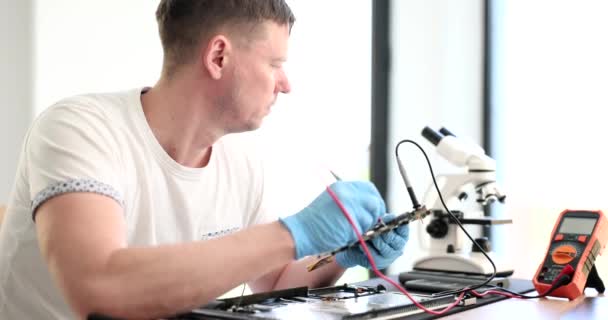 Technician Engineer Using Voltmeter Measure Voltage Computer Motherboard Motherboard Diagnostics — Stockvideo