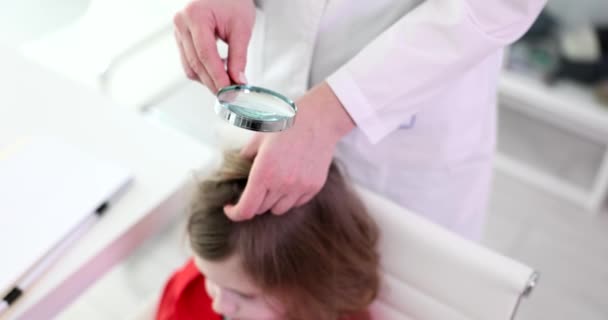 Trichologist Εξετάζει Την Κατάσταση Του Παιδιού Μαλλιά Κορίτσι Θεραπεία Της — Αρχείο Βίντεο