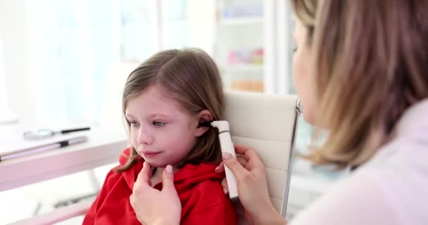 Отоларингологічна Інфекція Дитячий Лікар Перевіряє Вухо Отоскопом Тест Дітей — стокове відео