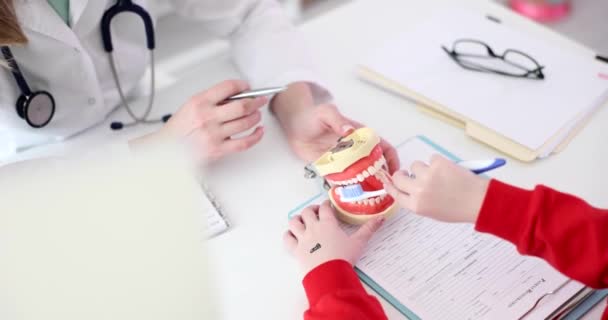 치과의 소녀에게 이를닦는 가르친다 아기의 돌보는 — 비디오
