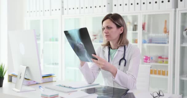 Travmatolog Diz Ekleminin Röntgenini Inceliyor Diz Eklemi Veya Gonartrosis Artrosis — Stok video