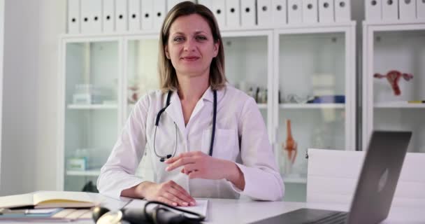 診療所での外科的治療と親指アップに関するジェスチャーを示す女性医師4K映画スローモーション 腫瘍除去の概念 — ストック動画