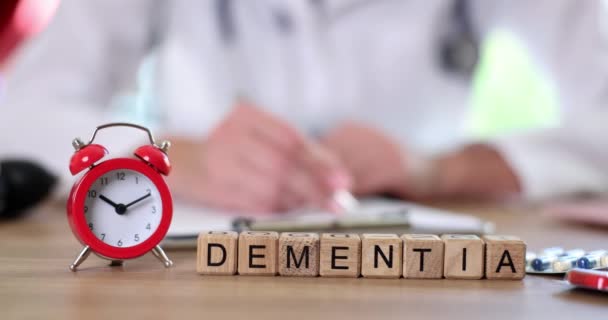 Woorden Dementie Dokter Schrijft Medische Diagnose Verminderde Cognitieve Activiteit Geheugen — Stockvideo