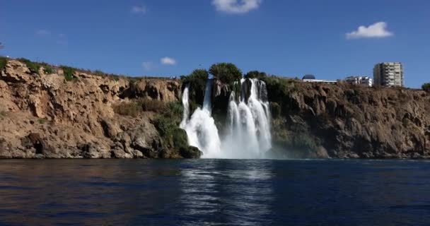 Água Flui Plataforma Para Mar Mediterrâneo Antalya Baixa Duden Cachoeira — Vídeo de Stock