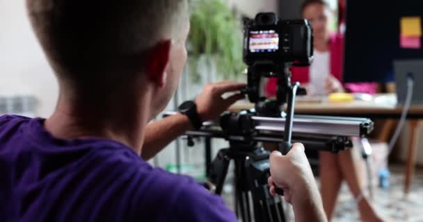 Muž Kameraman Natáčení Školení Obchodní Blog Blogger Živě Vysílání Konzultace — Stock video
