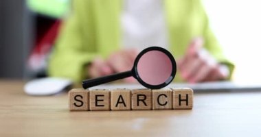 Tahta küplerden ve büyüteçlerden kelime araması. Çevrimiçi ağda internet aramaları hakkında bilgi ara