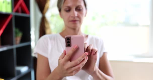 Retrato Mujer Marcando Número Teléfono Hablando Teléfono Móvil Mujer Negocios — Vídeos de Stock