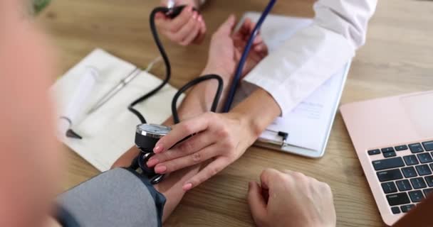 Orvos Beteg Beteg Vérnyomását Méri Klinikán Szív Magas Alacsony Vérnyomás — Stock videók