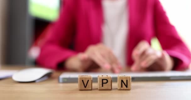 木製のキューブ上の文字Vpnとインターネット上のオンライン安全性 閉じた仮想プライベートネットワークを使用する女性 — ストック動画