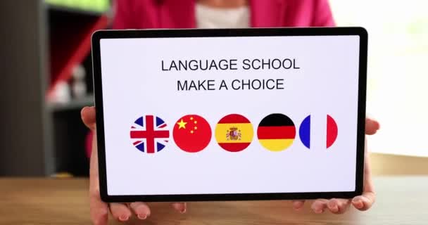 Manos Sosteniendo Tableta Con Aplicación Escuela Idiomas Aprendizaje Remoto Idiomas — Vídeos de Stock
