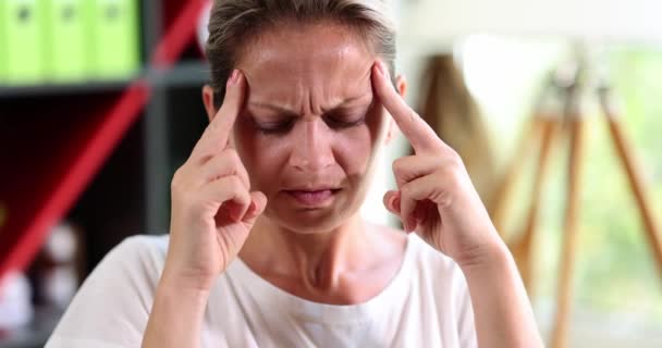 Portret Van Vermoeide Vrouw Met Migraine Hoofdpijn Vermoeidheid Overwerk Ziekte — Stockvideo