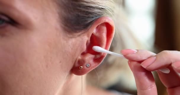 Крупним Планом Жінка Очищає Вуха Використовує Tip Концепція Особистої Гігієни — стокове відео