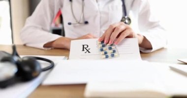 Doktor terapist kardiyolog ilaçlarla su topladı ve hastaya reçete yazdı. Hastalar ve tedaviler için reçete