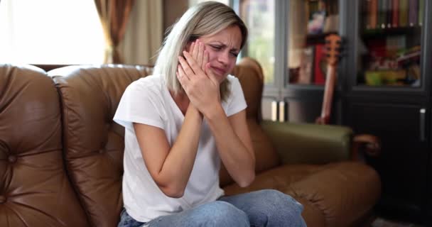 Γυναίκα Οξύ Πονόδοντο Στον Καναπέ Οδοντικό Πρόβλημα Και Οξεία Πονόδοντο — Αρχείο Βίντεο