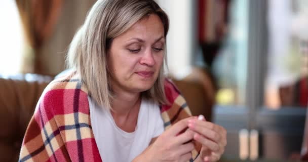 Spray Nasal Mano Mujer Enferma Débil Hermosa Sentada Sofá Casa — Vídeos de Stock