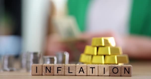 Enflasyon Kelimesi Kadını Dolar Olarak Altın Külçeler Sikkeler Sayıyor Ekonomik — Stok video